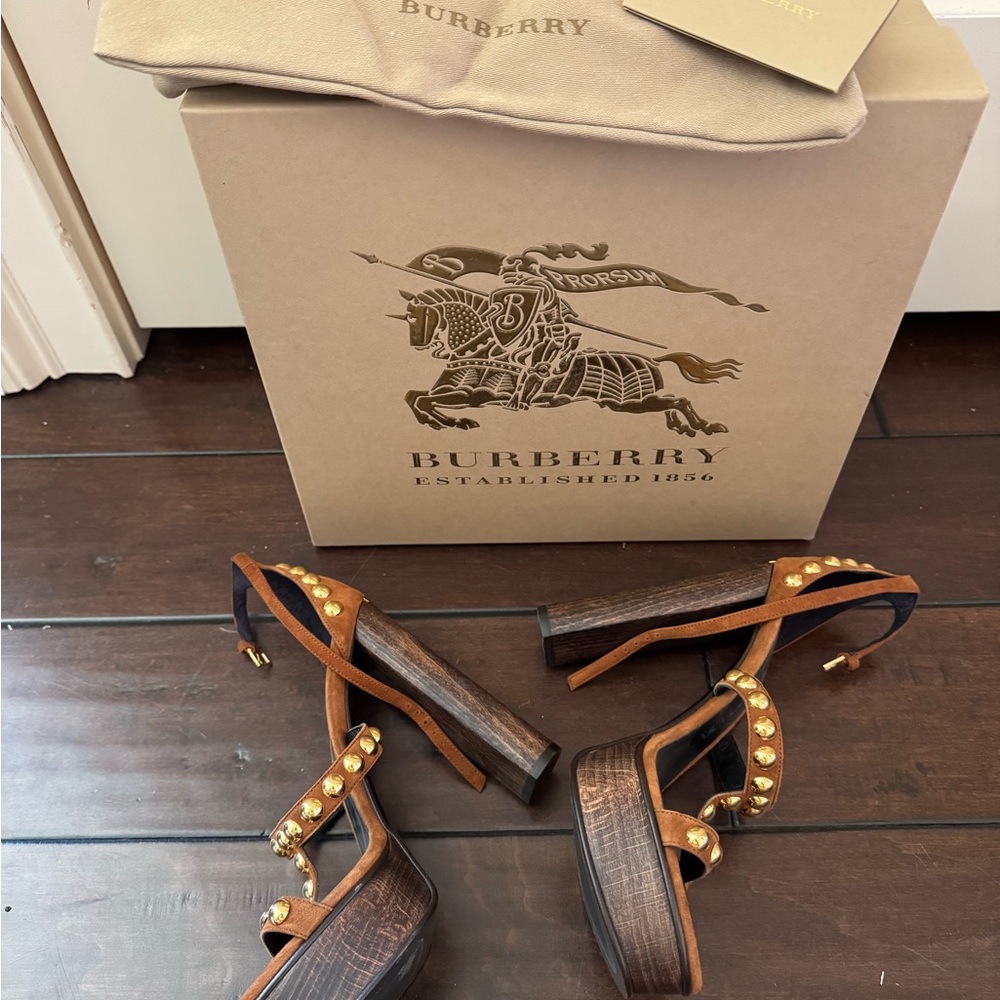 NWT Burberry Malt Brown Heels with Gold Studs - Picture 2 of 6